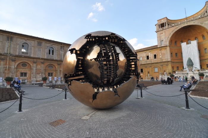 LA SPHÈRE EN BRONZE QUI TOURNE AUTOUR DE LA SPHÈRE, D’ARNOLDO POMODORO, CITÉ DU VATICAN