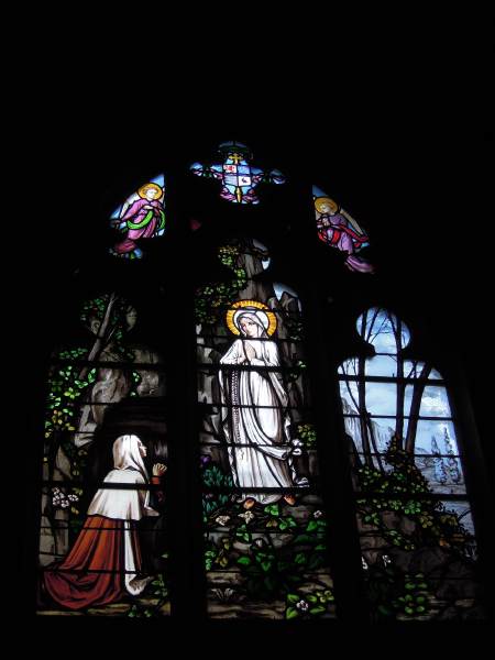 Vitrail de L'apparition de la grotte de Lourdes - cathédrale de Nevers - Nevers