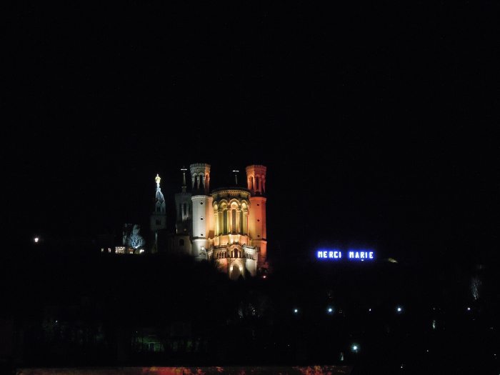 Basilique de Fourvière au zoom depuis les quais de Saône - Fête des Lumières 2012 - Lyon