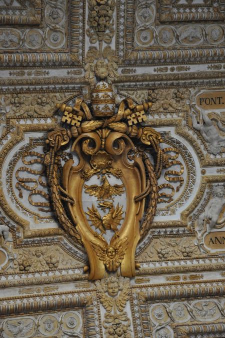 Dragon et aigles sur une moulure sur un plafond de la Basilique St Pierre - Rome