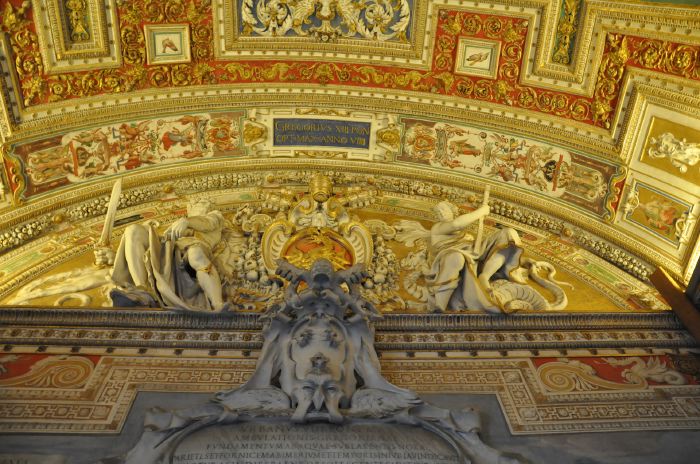 Dragon sur une moulure sur un plafond au Musée du Vatican - Rome