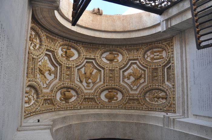 Dragons volants, aigle, armoiries Pontificales sous les voûtes d'entrée de la Basilique St Pierre - Rome