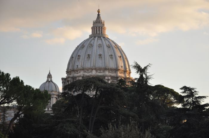 Dôme de la Basilique St Pierre vu depuis la cour du Musée du Vatican - Cité du du Vatican