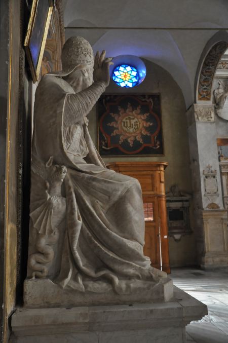 Sculpture représentant un pape flanqué de deux dragons volants dans une allée de l'église Santa Maria in Aracoeli - Rome