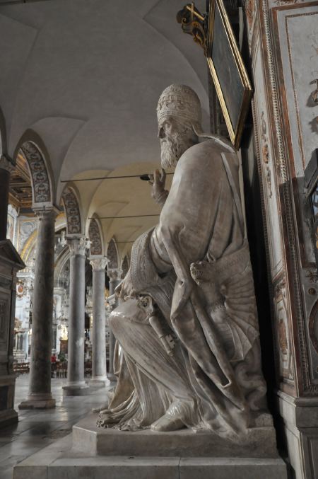 Sculpture représentant un pape flanqué de deux dragons volants dans une allée de l'église Santa Maria in Aracoeli - Rome