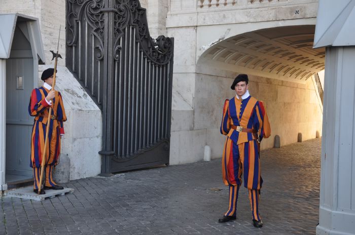 Gardes Suisses en entrée latérale de la Basilique St Pierre et de la Cité du Vatican