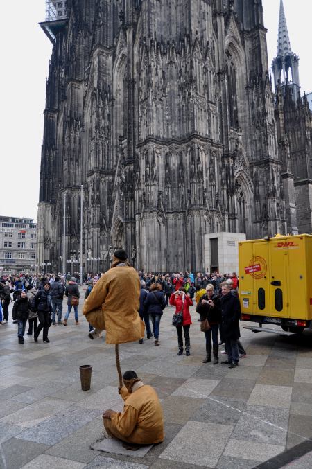 Saltimbanques sur le parvis de la cathédrale de Cologne