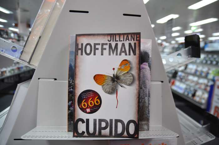 6 Auteurs-stars, 6 Best-sellers, 6 Méga-thrillers... à 6.66 Euros/ouvrage. 