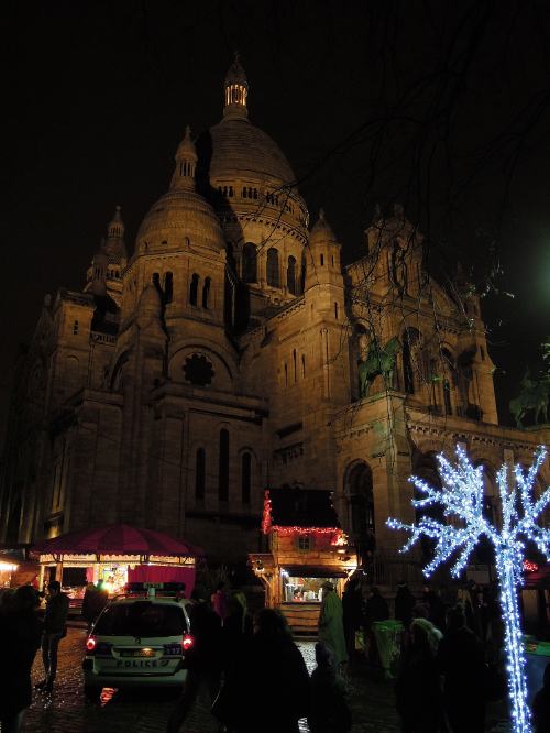 — Basilique du Sacré-Cœur entourée du Marché de Noël — Paris —