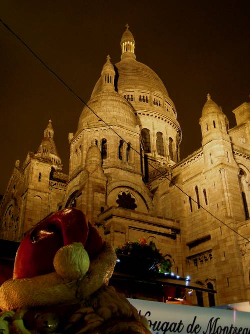 — Basilique du Sacré-Cœur entourée du Marché de Noël — Paris —