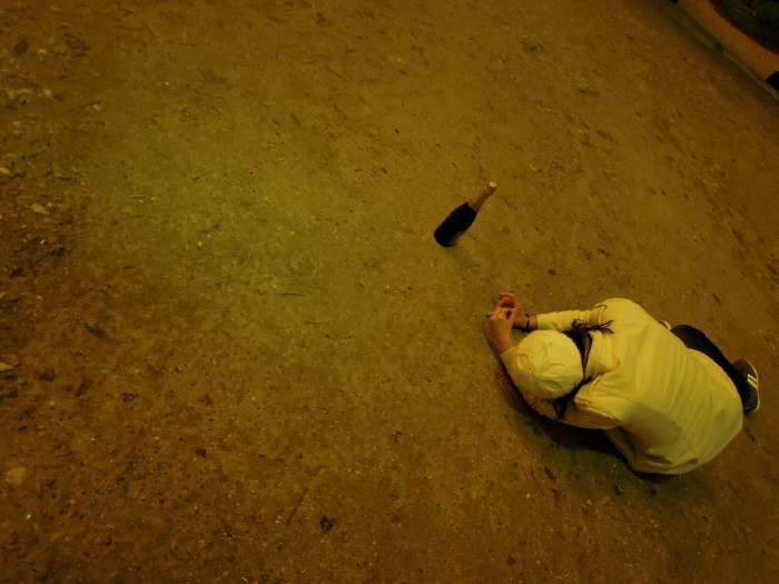 — Photographe œuvrant sur le sol l'allée Jean Paulhan - Paris —