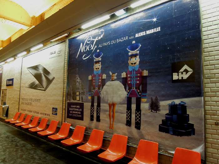— Affiche publicitaire BHV Noël dans la station "Rome" du métro - Paris —