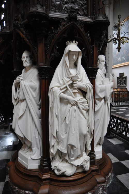 — Statues de "St" Paul et "St" Pierre entourant celle de la "Sainte Vierge" —