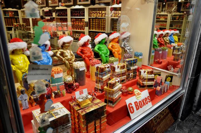 — Manneken-Pis alignés dans une vitrine - Bruxelles —