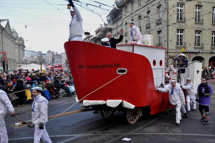 — Défilé du Carnaval sur la Place de la Tour de l'horloge - Bern/Berne —