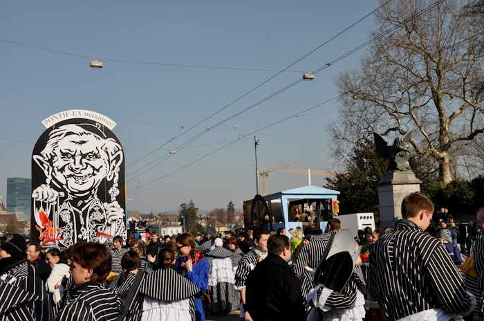 — Défilé du Carnaval en haut du Wettsteinbrücke - Pontif-EX Maximus — Bâle —