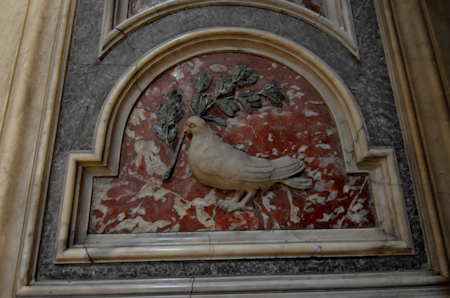 — Bas-reliefs au bas des piliers de la basilique St Pierre - Vatican —