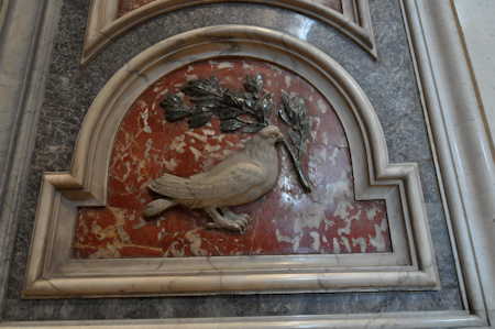 — Bas-reliefs au bas des piliers de la basilique St Pierre - Vatican —