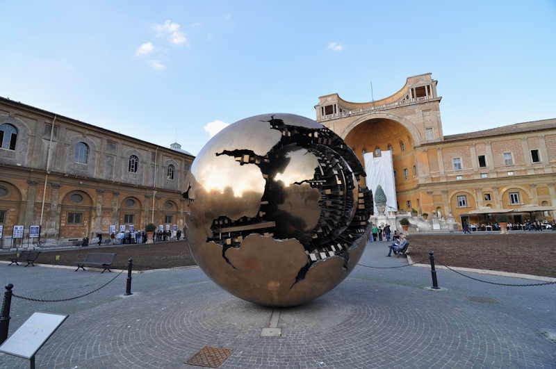 Vue globale d'un Globe oculaire et d'une pomme de pin?   — "Oeuvre d'art" visible dans les jardins du Vatican - Vatican —