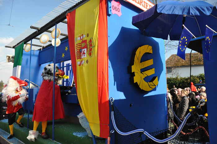 — Défilé du Carnaval en haut du Wettsteinbrücke - Mort de l'Euro — Bâle —