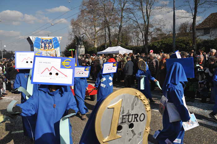 — Défilé du Carnaval en haut du Wettsteinbrücke - Mort de l'Euro — Bâle —