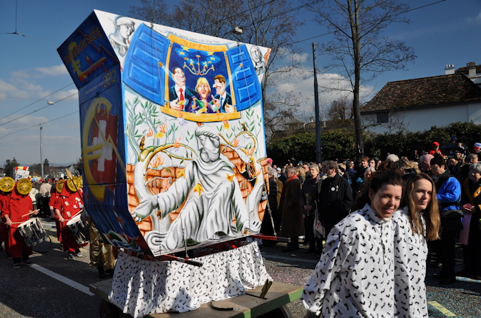 — Défilé du Carnaval en haut du Wettsteinbrücke - Mort de l'Euro — Bâle —