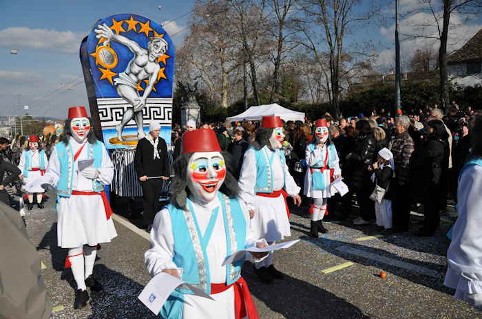 — Défilé du Carnaval en haut du Wettsteinbrücke - Mort de l'Euro — Bâle —