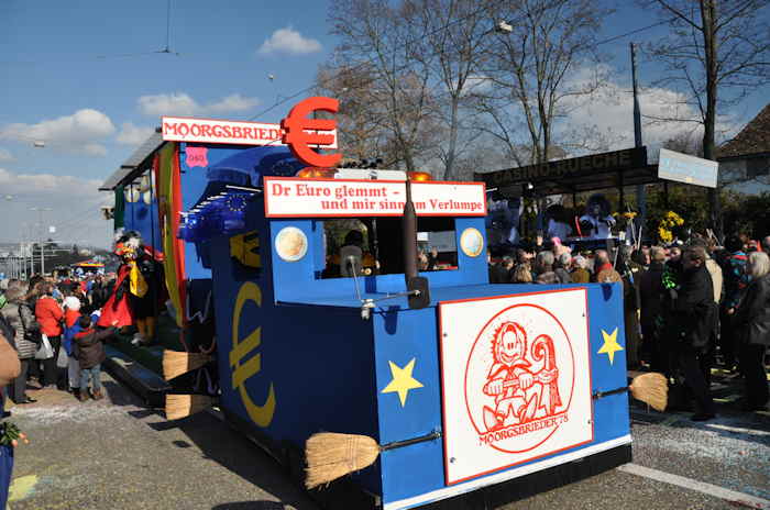 — Défilé du Carnaval en haut du Wettsteinbrücke - Mort de l'Euro — Bâle —