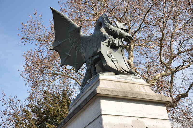 — Basilic de bronze placé en haut du Wettsteinbrücke - Bâle —