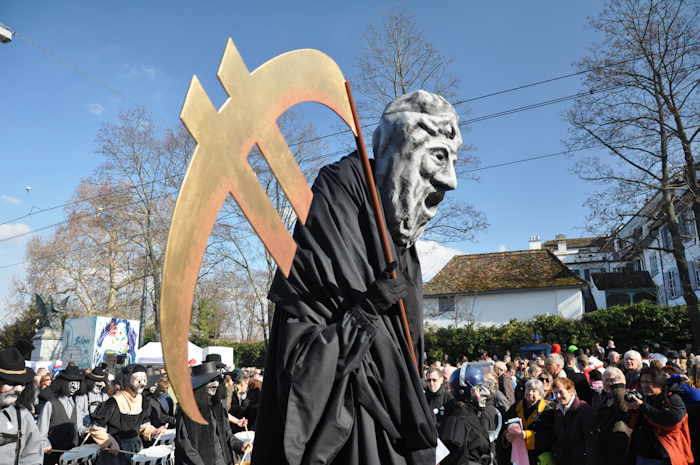 — Défilé du Carnaval en haut du Wettsteinbrücke - Mort de l'Euro — Bâle —