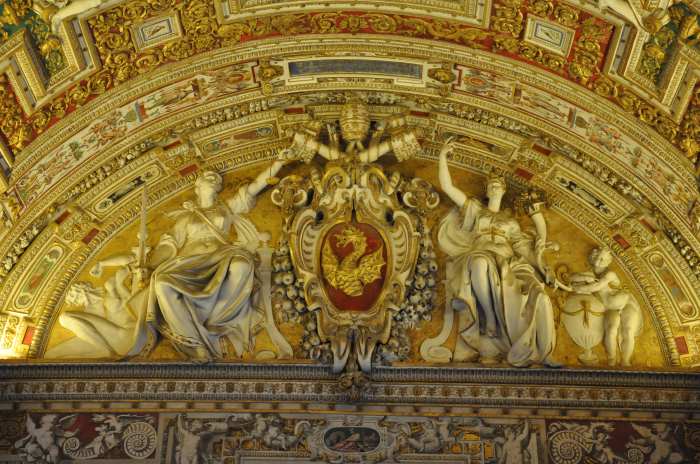 — dragon sur le blason du pape Grégoire XIII dans un couloir du musée du Vatican —