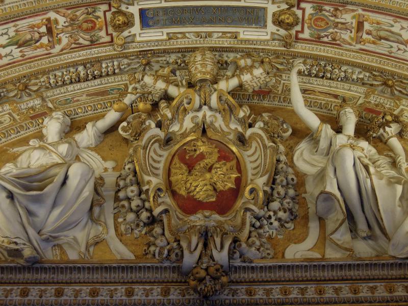 — dragon sur le blason du pape Grégoire XIII dans un couloir du musée du Vatican —