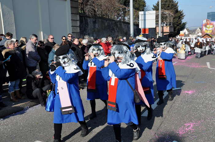 — Défilé du Carnaval en haut du Wettsteinbrücke — Bâle —