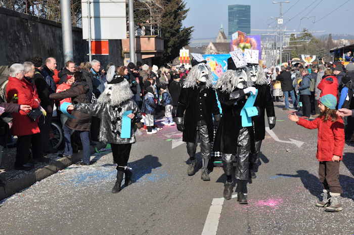 — Défilé du Carnaval en haut du Wettsteinbrücke — Bâle —