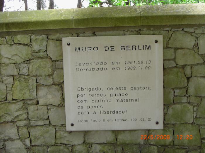 — Plaque commémorative "Mur de Berlin" sur un morceau du mur sur le sanctuaire de Fatima —