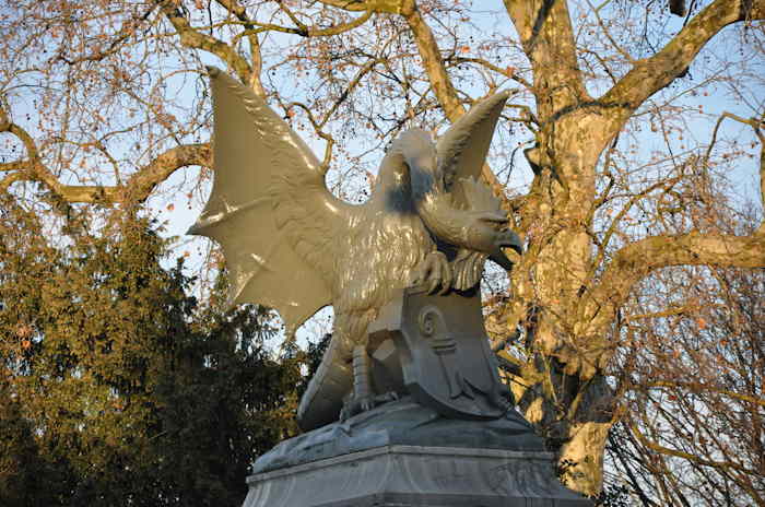 — Statue de basilic en haut du Wettsteinbrücke - Bâle —