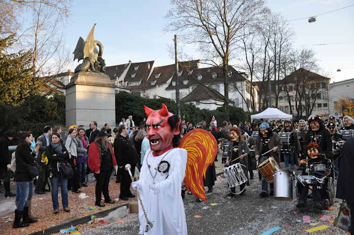 — Défilé du Carnaval en haut du Wettsteinbrücke - Bâle —