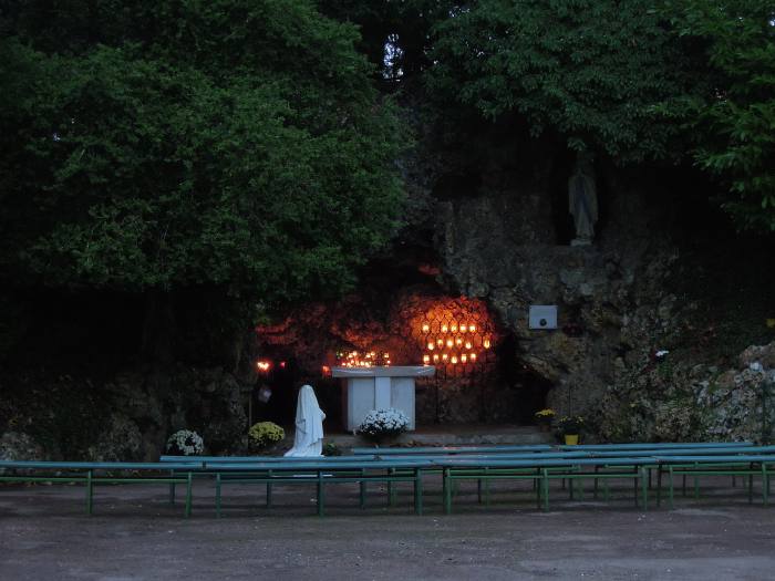 — Statue de Ste Bernadette dans la grotte artificielle, réplique de celle de Lourdes — 