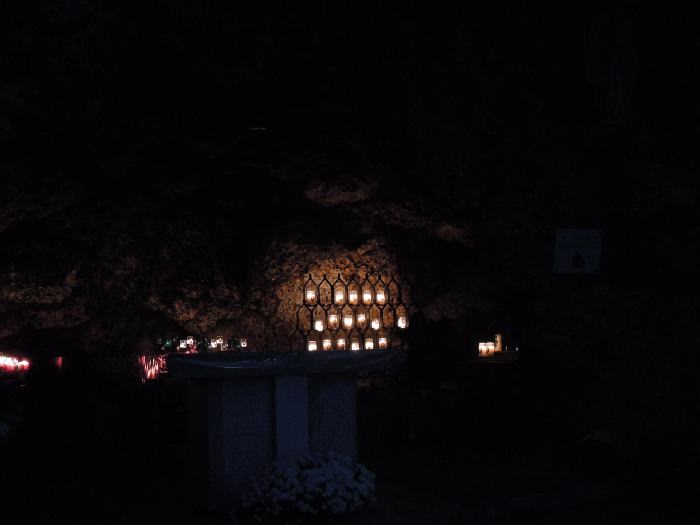 — Statue de Ste Bernadette dans la grotte artificielle, réplique de celle de Lourdes — 