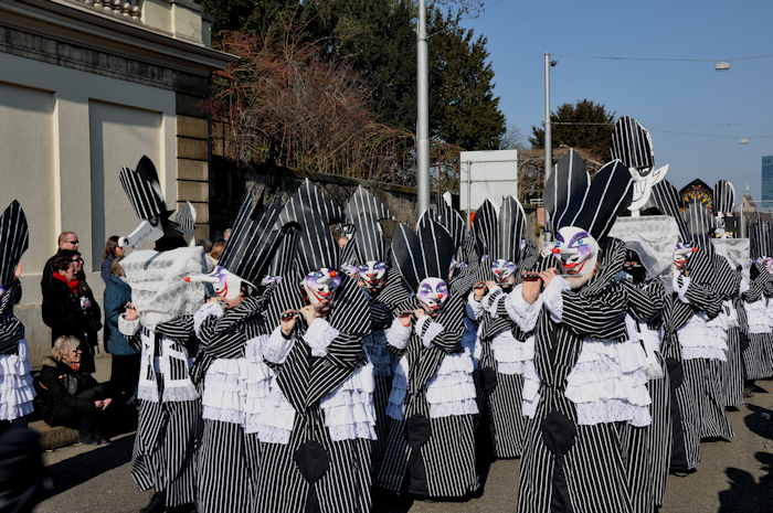 — Défilé du Carnaval en haut du Wettsteinbrücke - suite du Pontif-EX Maximus — Bâle —