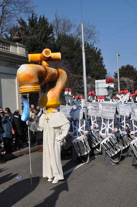 — Défilé du Carnaval en haut du Wettsteinbrücke - Pontif-EX Maximus — Bâle —