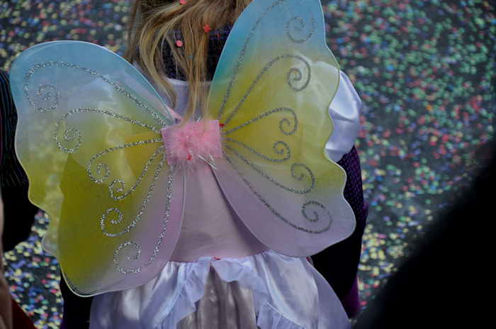 — Jeune spectatrice pendant le défilé du Carnaval sur la Place de la Tour de l'horloge - Bern/Berne —