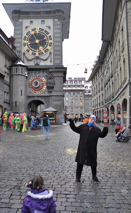 — Carnavaleux en "zombie" dans la Kramgasse devant la tour de l'horloge - Bern/Berne —