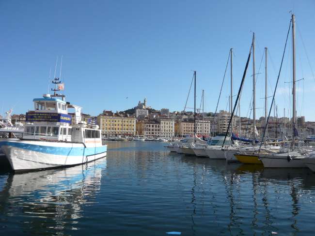 Basilique de Notre Dame de la Garde et vieux port — Marseille