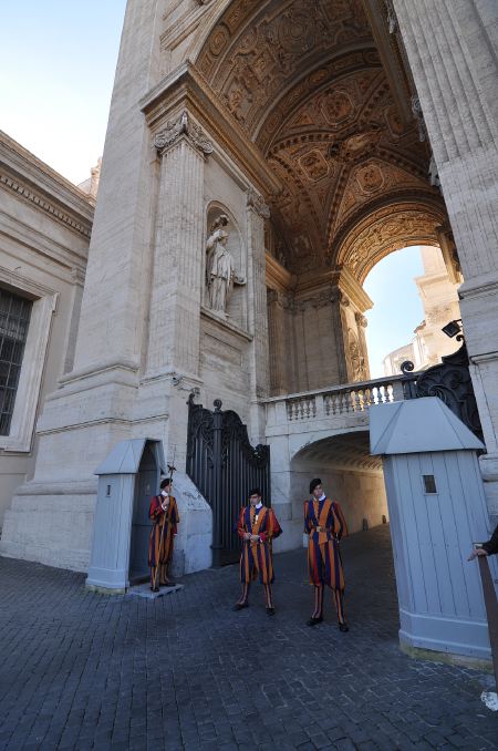 — Gardes Suisses montant la garde en entrée de la Cité du Vatican —  — vus depuis la Basilique et de la Place St Pierre - Rome —