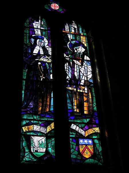 — Vitraux "Ste" Bernadette et curé d'Ars dans la basilique Notre-Dame — Genève —