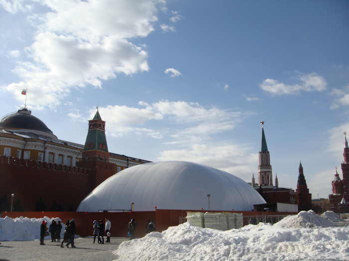 Mausolée de Lénine en cours de restauration au pied du Kremlin   caché sous un Dôme gonflable sur la place rouge