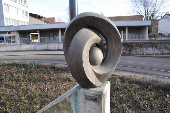 — Sculpture "Ovum XI - Aesch en banlieue de Bâle/Basel —