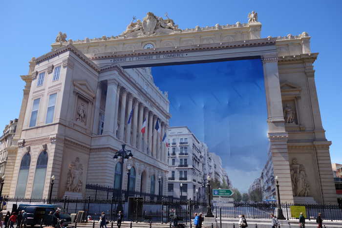 — Façade du Palais de La Bourse à Marseille en trompe-l'œil (par Pierre Delavie) —