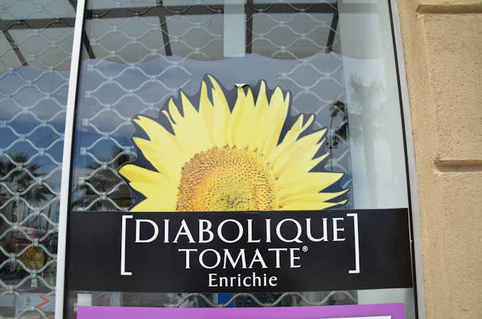 — "Diabolique tomate" - vitrine d'une pharmacie — Sanary/s/Mer —